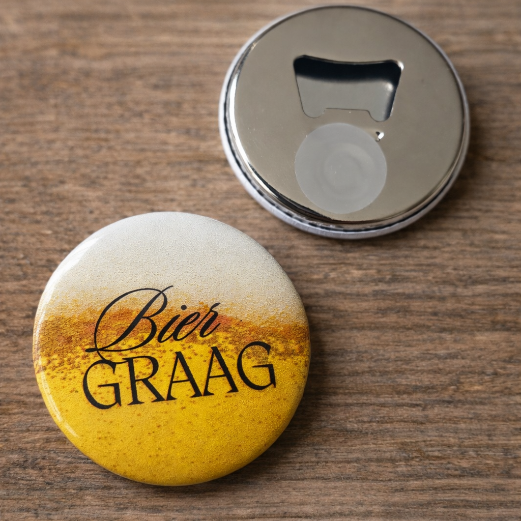 Bieropener Magneet – “Bier Graag” – Koelkastmagneet met Flesopener