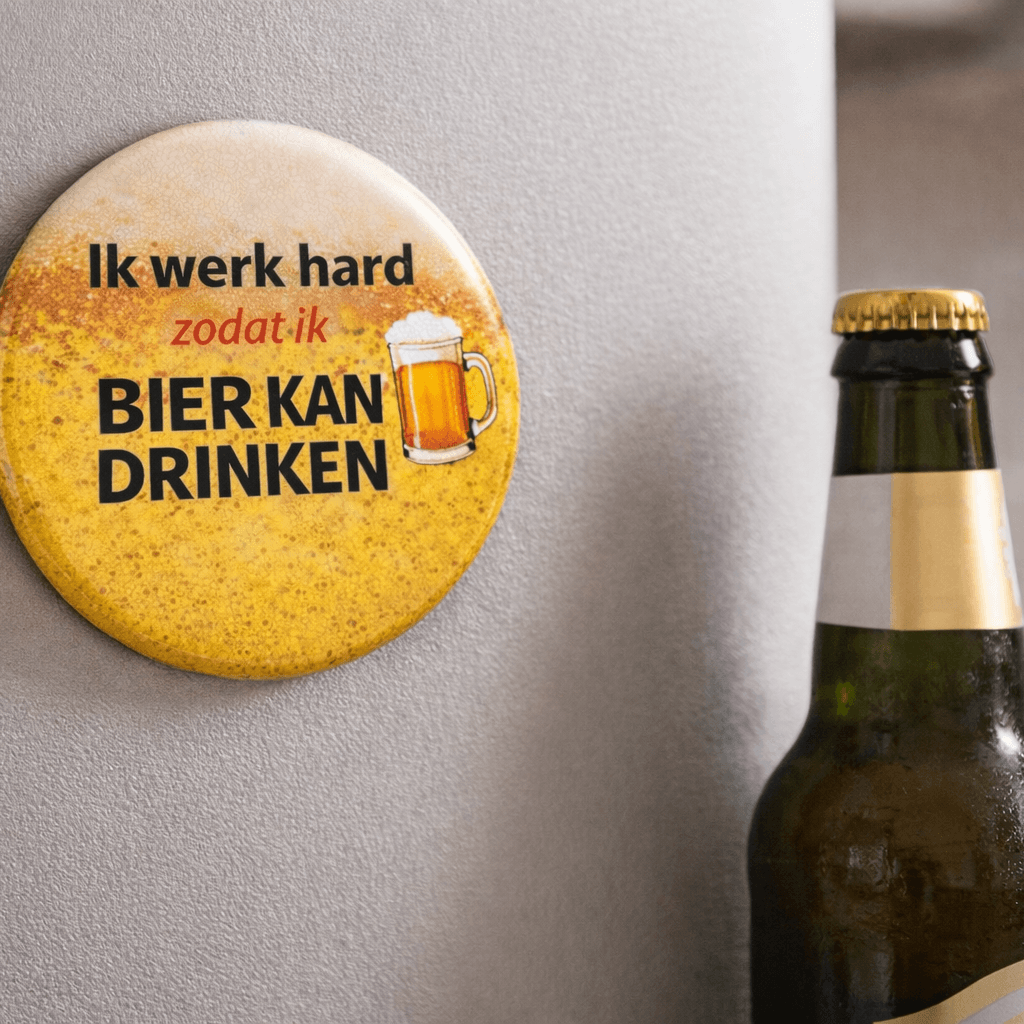 Bieropener Magneet – “Ik Werk Hard Zodat Ik Bier Kan Drinken” – Origineel Cadeau