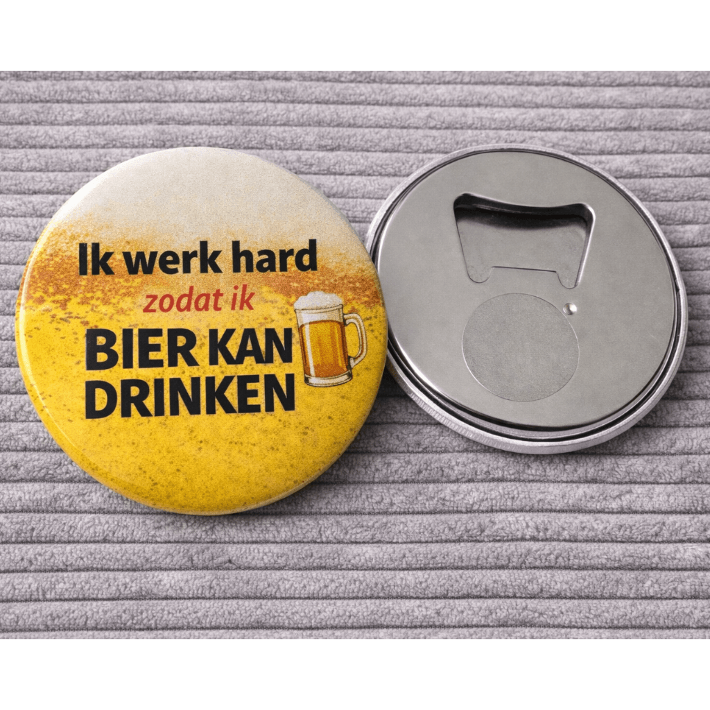 Bieropener Magneet – “Ik Werk Hard Zodat Ik Bier Kan Drinken” – Origineel Cadeau