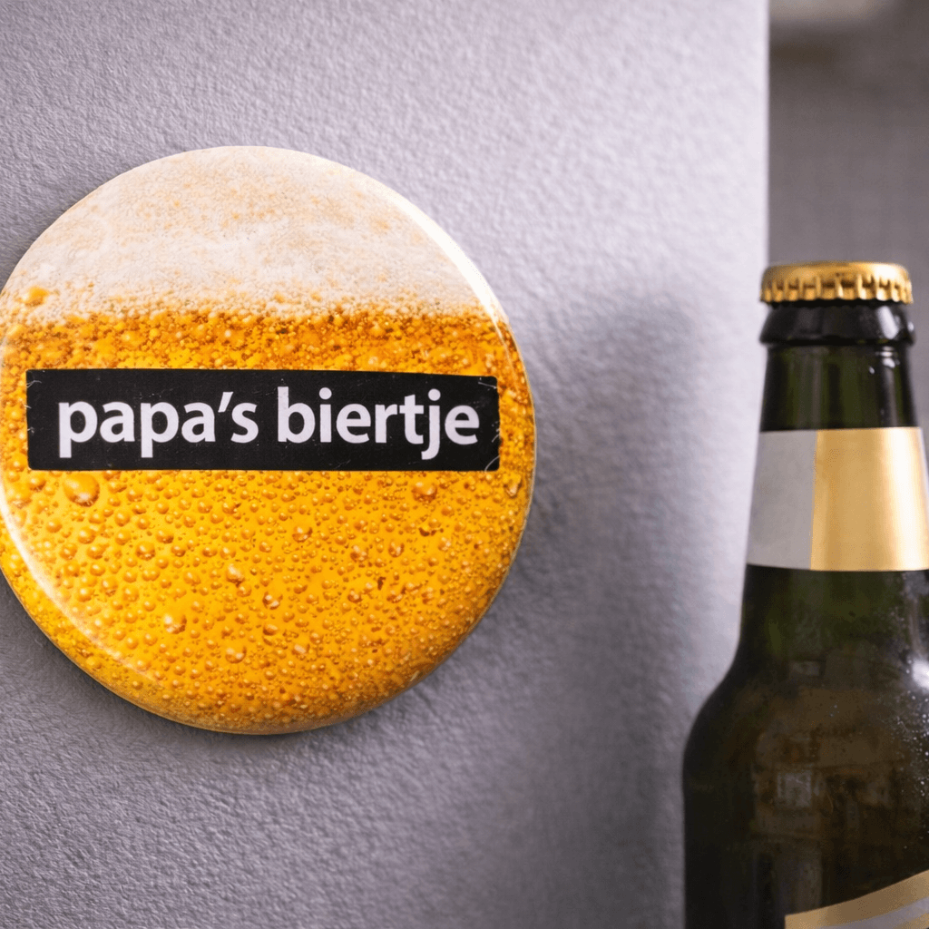 Bieropener met Magneet – “Papa’s Biertje” – Koelkastmagneet Flesopener – Origineel Cadeau voor Vader & Bierliefhebbers