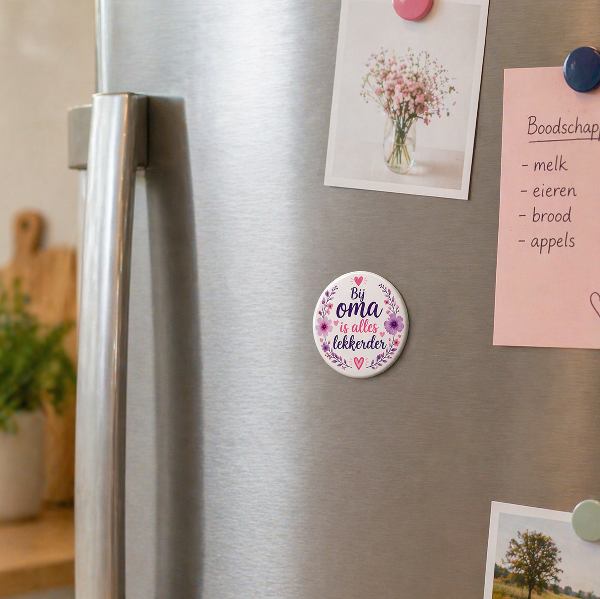 Koelkast magneet Bij oma is alles lekkerder – 58mm – Lief cadeau voor oma – Ronde magneet met bloemen design