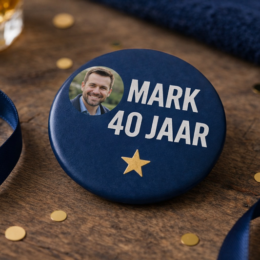 Gepersonaliseerde Verjaardag Button met Foto – Naam & Leeftijd – Stoer Design – 58mm