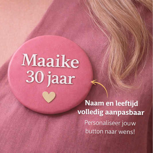 Gepersonaliseerde Verjaardag Button – Naam & Leeftijd – Roze met Goud Hartje – 58mm