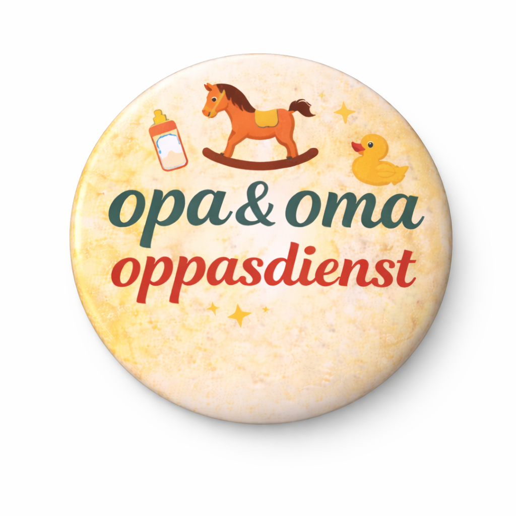 Koelkastmagneet Opa & Oma Oppasdienst – 58 mm – Grappig cadeau voor opa en oma – Cadeau grootouders – Magneet met tekst
