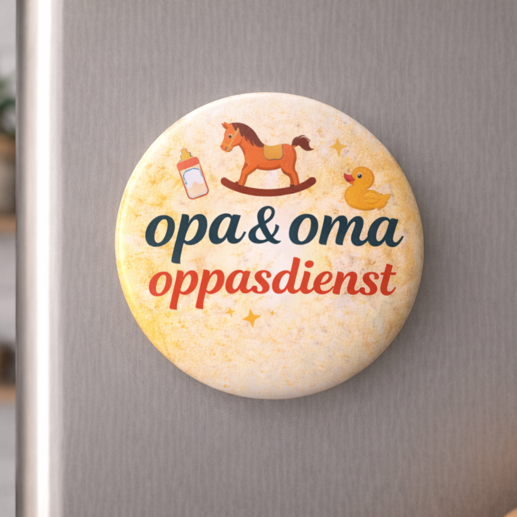 Koelkastmagneet Opa & Oma Oppasdienst – 58 mm – Grappig cadeau voor opa en oma – Cadeau grootouders – Magneet met tekst