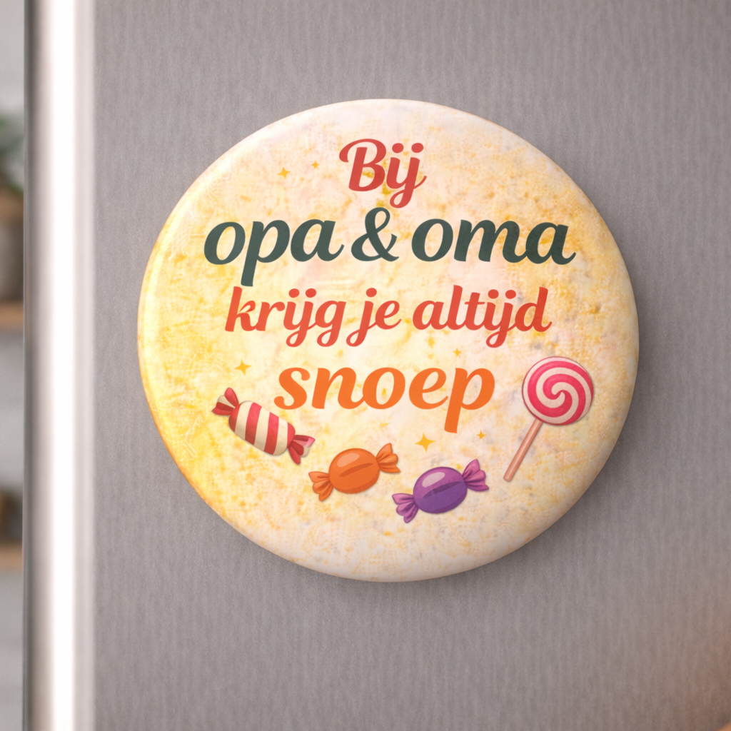 Koelkastmagneet Opa & Oma – Bij opa en oma krijg je altijd snoep – 58 mm – Grappig cadeau voor opa en oma – Cadeau grootouders