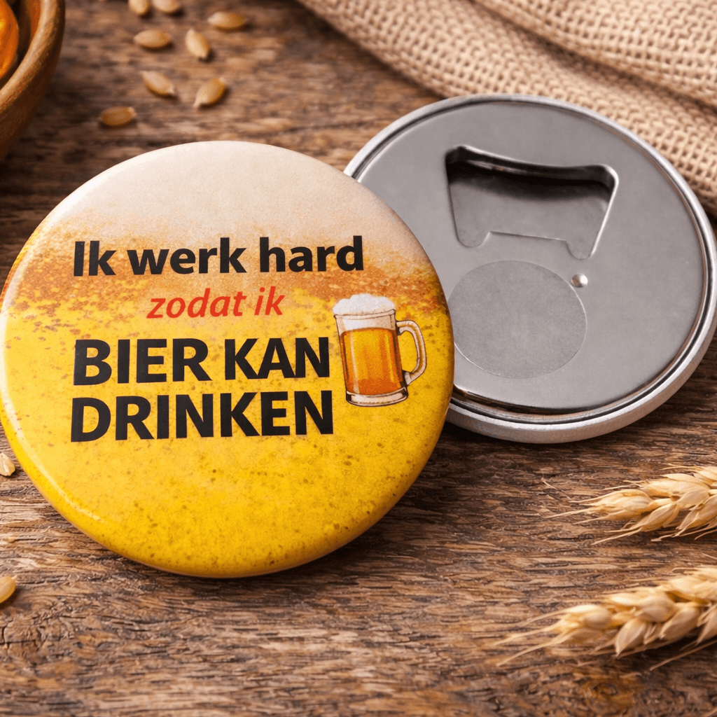 Bieropener Magneet – “Ik Werk Hard Zodat Ik Bier Kan Drinken” – Origineel Cadeau